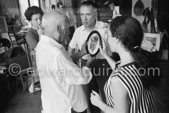 Pablo Picasso, Jacqueline, Henri Matarasso, gallery owner and publisher and his assistant. La Californie, Cannes 1961. - Photo by Edward Quinn