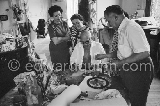 Pablo Picasso, Jacqueline, Henri Matarasso, gallery owner and publisher and his assistant. La Californie, Cannes 1961. - Photo by Edward Quinn