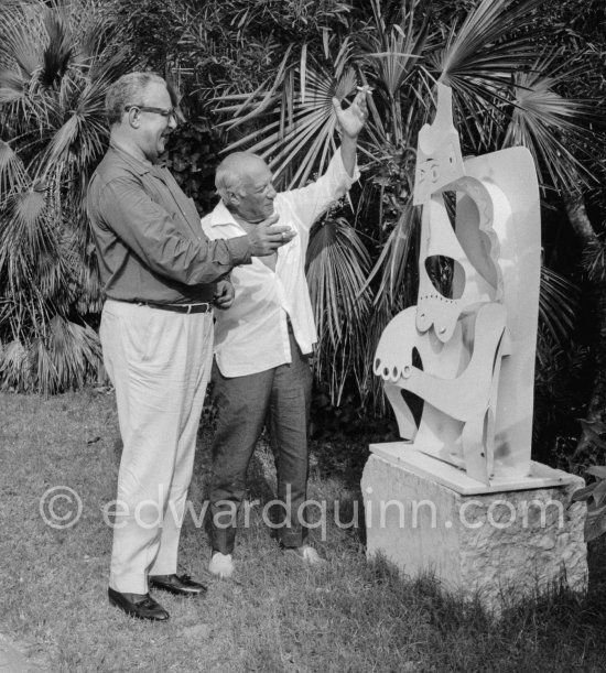 Pablo Picasso and Douglas Cooper with sculpture "Femme au chapeau". La Californie, Cannes 1961. - Photo by Edward Quinn