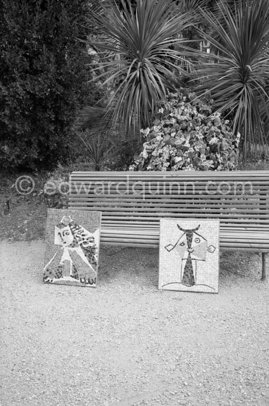 In the gardens of La Californie Cannes 1961. - Photo by Edward Quinn