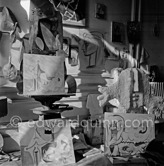 The proverbial disorder of the rooms in which Pablo Picasso works is unique. Beside the large pieces of sculpture in painted iron and plaster hang portraits of Jacqueline and Paloma Picasso surrounded by drawings, objects and notes pinned to the wall. La Californie, Cannes 1961. - Photo by Edward Quinn