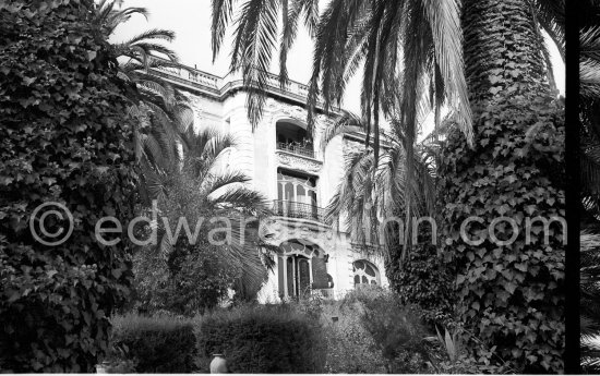"La Californie", seen from the garden. This side of the house faced south, and on the top floor where Pablo Picasso worked and fed the pigeons, he could see the Mediterranean. Cannes 1961. Today: Pavillon de Flore, 22 Avenue de Coste Belle, Cannes. - Photo by Edward Quinn
