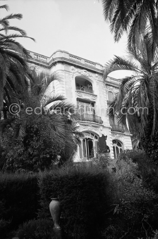"La Californie", seen from the garden. This side of the house faced south, and on the top floor where Pablo Picasso worked and fed the pigeons, he could see the Mediterranean. Cannes 1961. Today: Pavillon de Flore, 22 Avenue de Coste Belle, Cannes. - Photo by Edward Quinn