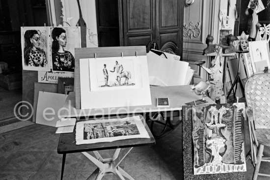 La Californie. A table by Joseph-Marius Tiola in the foreground. Cannes 1961. - Photo by Edward Quinn