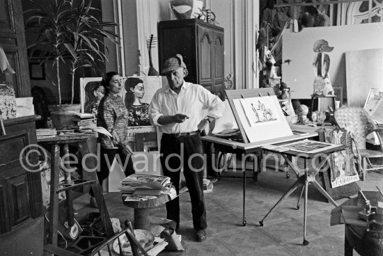 (see also Pic610222) Pablo Picasso never fails to surprise with the unusual, In this case a check dear-stalker worn with all the aplomb of a 19th century English Squire. A table by Joseph-Marius Tiola on the right. La Californie, Cannes 1961.1 - Photo by Edward Quinn