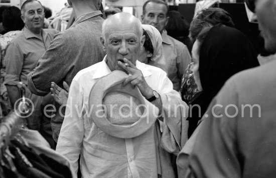 Pablo Picasso and Jacqueline. Saint-Tropez 1961. - Photo by Edward Quinn