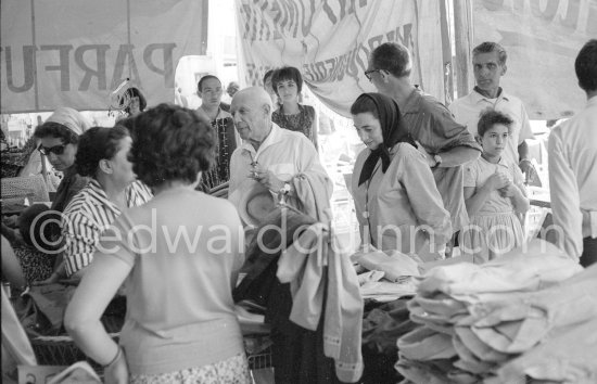 Pablo Picasso and Jacqueline. Saint-Tropez 1961. - Photo by Edward Quinn