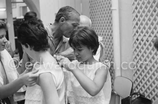 Shopping chez Vachon. Catherine Hutin and Paloma Picasso. Saint-Tropez 1961. - Photo by Edward Quinn