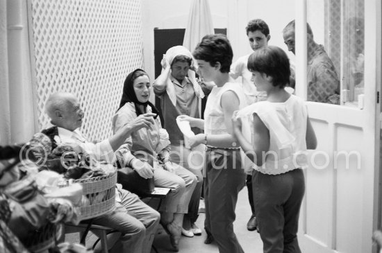 Shopping chez Vachon. Pablo Picasso, Jacqueline, Catherine Hutin, Paloma Picasso. Saint-Tropez 1961. - Photo by Edward Quinn