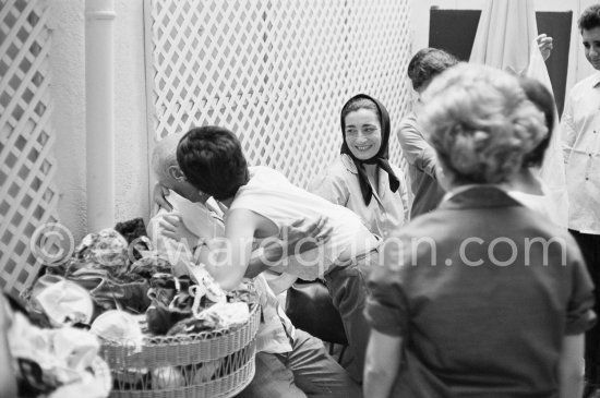 Pablo Picasso, Jacqueline, Catherine Hutin, Paloma Picasso. Saint-Tropez 1961. - Photo by Edward Quinn