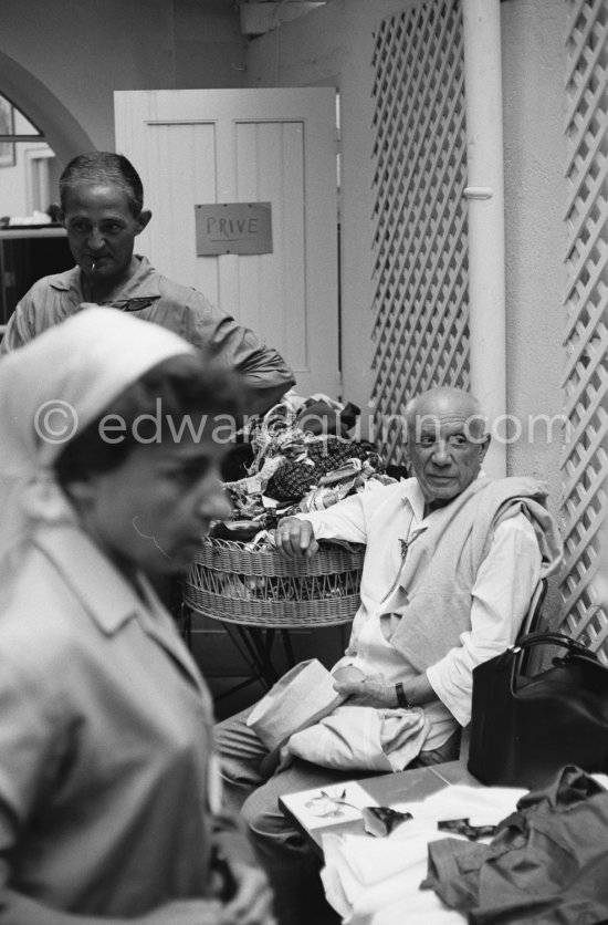 Pablo Picasso at chez Vachon. Saint-Tropez 1961. - Photo by Edward Quinn