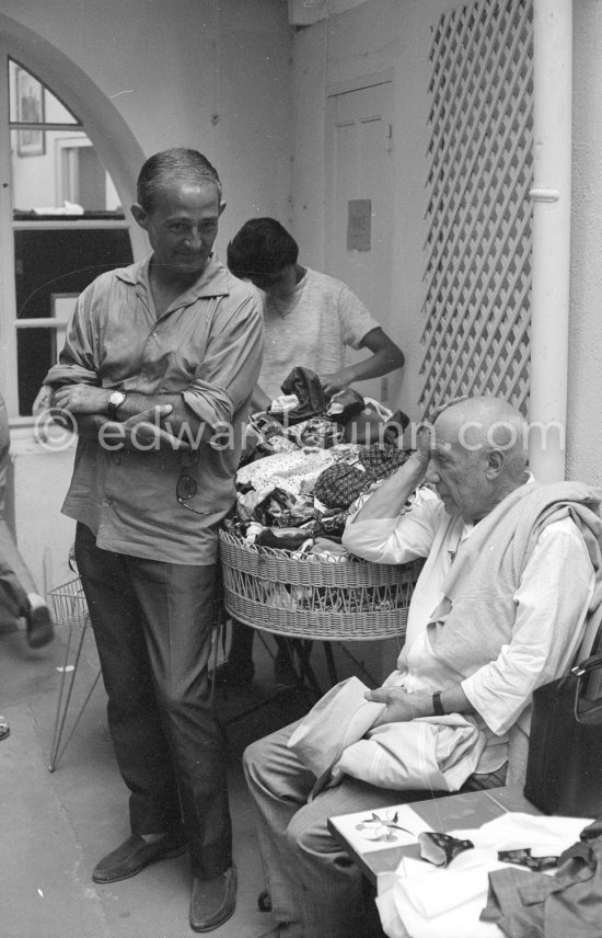 Pablo Picasso. Shopping chez Vachon. Saint-Tropez 1961. - Photo by Edward Quinn