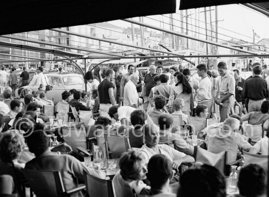 In front of restaurant Sénéquier. Pablo Picasso, Jacqueline, Catherine Hutin, Paloma Picasso. Port de Saint-Tropez 1961. - Photo by Edward Quinn