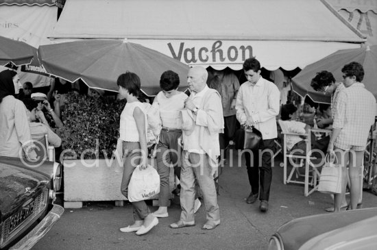 After shoppig at Vachon: Pablo Picasso, Jacqueline, Catherine Hutin, Paloma Picasso. Saint-Tropez 1961. - Photo by Edward Quinn