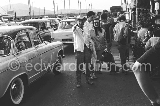 Pablo Picasso and Jacqueline. Quai Frédéric Mistral, Saint-Tropez 1961. - Photo by Edward Quinn