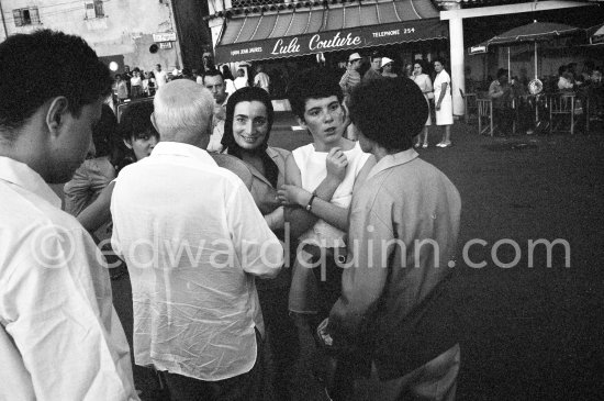 Pablo Picasso, Jacqueline, Catherine "Cathy", Hutin, Paloma Picasso. in the background. Quai Jean Jaurès, Port de Saint-Tropez 1961. - Photo by Edward Quinn