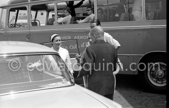 Pablo Picasso, Jacqueline and Michel Leiris (?). Saint-Tropez 1961. - Photo by Edward Quinn