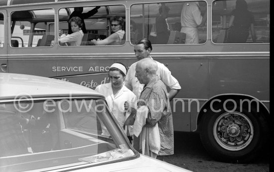 Pablo Picasso and Jacqueline. Saint-Tropez 1961. - Photo by Edward Quinn