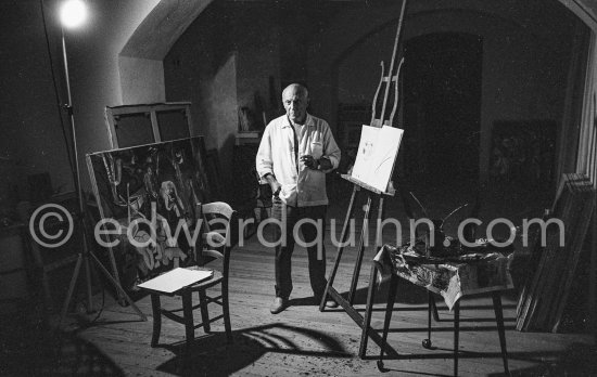 Pablo Picasso with color crayon drawing made 27.9.1961 for Edward Quinn's book "Pablo Picasso at work". Notre-Dame-de-Vie, Mougins 1961. - Photo by Edward Quinn