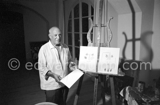 Pablo Picasso with color crayon drawing made 27.9.1961 for Edward Quinn's book "Pablo Picasso at work". Notre-Dame-de-Vie, Mougins 1961. - Photo by Edward Quinn