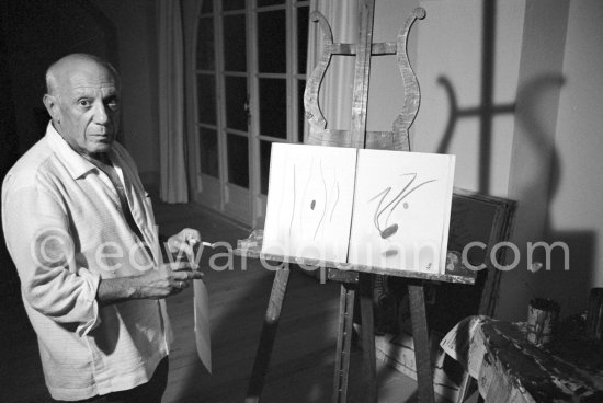 Pablo Picasso with color crayon drawing made 27.9.1961 for Edward Quinn's book "Pablo Picasso at work". Notre-Dame-de-Vie, Mougins 1961. - Photo by Edward Quinn