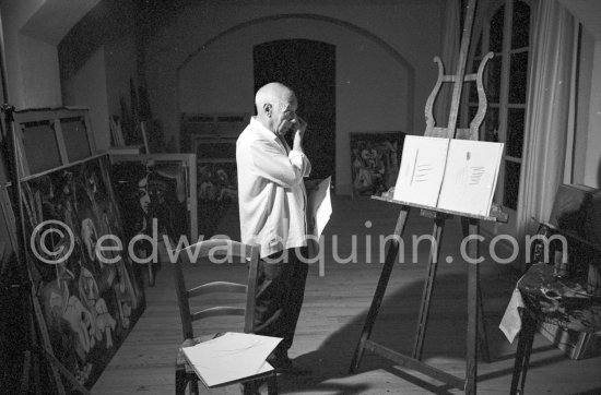 Pablo Picasso with color crayon drawing made 27.9.1961 for Edward Quinn's book "Pablo Picasso at work". Notre-Dame-de-Vie, Mougins 1961. - Photo by Edward Quinn