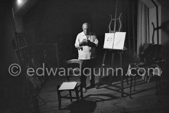 Pablo Picasso with color crayon drawing made 27.9.1961 for Edward Quinn's book "Pablo Picasso at work". Notre-Dame-de-Vie, Mougins 1961. - Photo by Edward Quinn