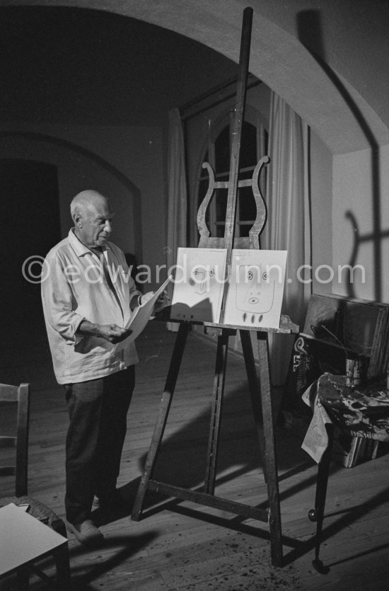 Color crayon drawing made 27.9.1961 for Edward Quinn's book "Picasso at work". A photographic study. Text by Roland Penrose. New York 1965. Original version: Picasso. Werk und Tage. Manesse, Zürich 1965. Notre-Dame-de-Vie, Mougins 1961 (date of the photo). Picture on the right shows the Rolleiflex camera of E. Quinn - Photo by Edward Quinn