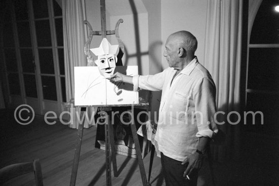 Pablo Picasso holding "Tête de clown". On the easel drawings for Quinn's book "Pablo Picasso at Work". Mas de Notre-Dame-de-Vie, Mougins 1961. - Photo by Edward Quinn