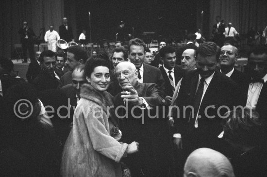 Pablo Picasso and Jacqueline. Festivities put on in Pablo Picasso's honor for the 80th birthday. Nice 28.10.1961. - Photo by Edward Quinn