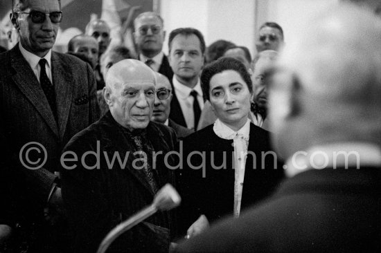 Festivities put on in Pablo Picasso's honor (80th birthday). Pablo Picasso and Jacqueline. Vallauris 29.10.1961. - Photo by Edward Quinn