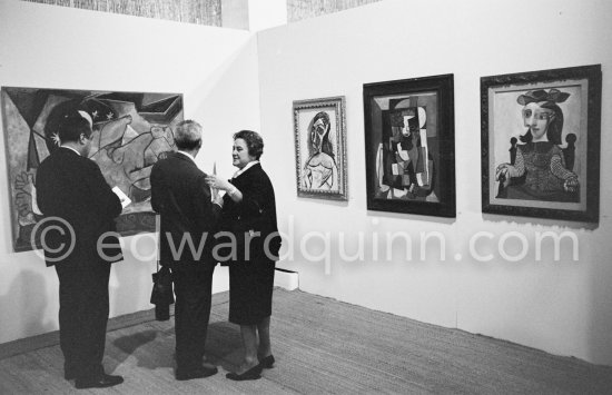 Gustavo Gili, Spanish publisher, and his wife Anna Maria Torra Amat. Opening of the exhibition at the Nérolium, Vallauris. Festivities put on in Pablo Picasso\'s honor for the 80th birthday. Vallauris 29.10.1961. - Photo by Edward Quinn