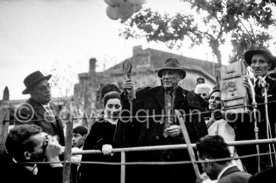 Festivities put on in Pablo Picasso's honor (80. birthday). Paul Derigon (right), mayor of Vallauris, presents Pablo Picasso with the key to the community on this festive occasion. Vallauris 29.10.1961. - Photo by Edward Quinn