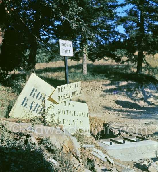 The private road to Mas Notre-Dame-de-Vie, Mougins. (Pablo Picasso had to let it build), 1962 or 1961. - Photo by Edward Quinn