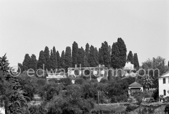 Mas Notre-Dame-de-Vie near Mougins where Pablo Picasso lived since 1961. The house was once owned by the Plunket family who gave the painter an Afghan hound called Kaboul as a moving-in present. When Pablo Picasso had filled the available rooms with his paintings and drawings, he had the terrace (left) covered to give him space for two more large studios. His bedroom was on the top floor, the living rooms and studio on the ground floor. Mougins 1962. - Photo by Edward Quinn