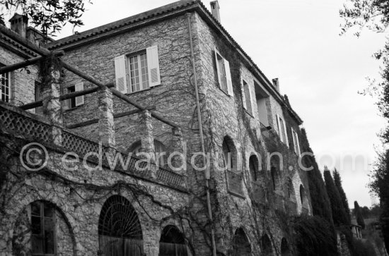 Mas Notre-Dame-de-Vie near Mougins where Pablo Picasso lived since 1961. The house was once owned by the Plunket family who gave the painter an Afghan hound called Kaboul as a moving-in present. When Pablo Picasso had filled the available rooms with his paintings and drawings, he had the terrace (left) covered to give him space for two more large studios. His bedroom was on the top floor, the living rooms and studio on the ground floor. Mougins 1962. - Photo by Edward Quinn