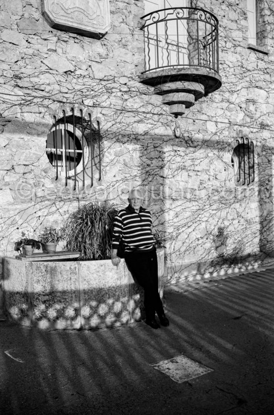 Pablo Picasso on the terrace of Mas Notre-Dame-de-Vie, Mougins 1962. - Photo by Edward Quinn