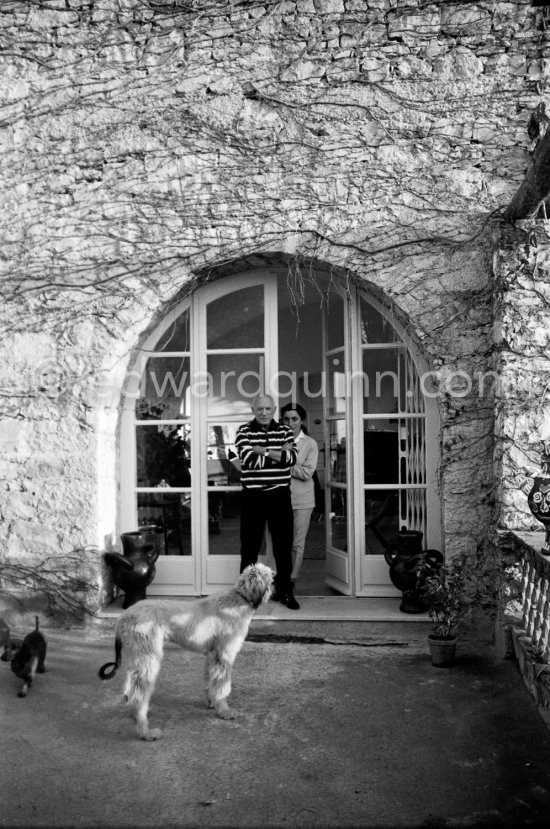 Pablo Picasso and Jacqueline on the terrace in front of the entrance to Mas Notre-Dame-de-Vie, Mougins 14.2.1962. - Photo by Edward Quinn