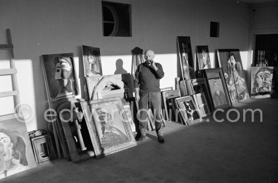 Pablo Picasso with his paintings and two works of his private collection by Joan Miró. Mas Notre-Dame-de-Vie, Mougins 1962. - Photo by Edward Quinn