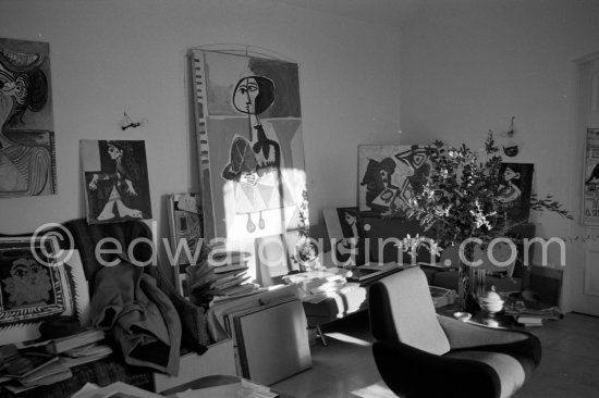 Large sofa weighed down with an array of papers, prints and tennis rackets. Mas Notre-Dame-de-Vie, Mougins 1962. - Photo by Edward Quinn