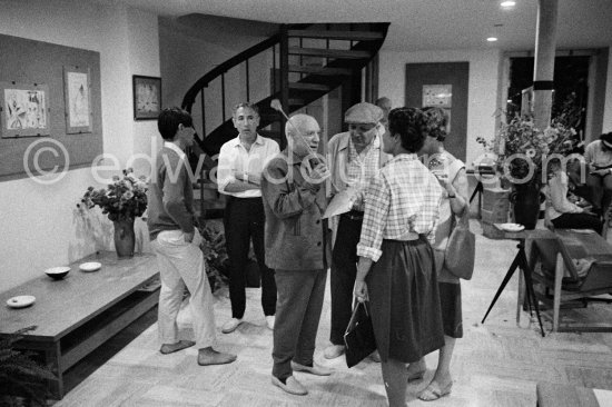 From left Claude Picasso, André Verdet, Pablo Picasso, Alberto Magnelli. Exhibition "Les Déjeuners". Dessins originaux de Pablo Picasso, Galerie Madoura. Cannes 1962. - Photo by Edward Quinn