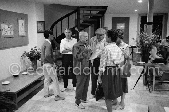 From left Claude Picasso, André Verdet, Pablo Picasso, Alberto Magnelli. Exhibition "Les Déjeuners". Dessins originaux de Pablo Picasso, Galerie Madoura. Cannes 1962. - Photo by Edward Quinn