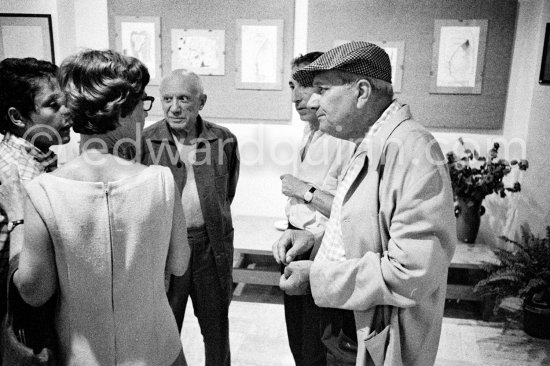 Pablo Picasso, André Verdet, Alberto Magnelli, Magnelli\'s wife Susi Magnelli-Gerson. Exhibition "Les Déjeuners". Dessins originaux de Pablo Picasso, Galerie Madoura. Cannes 1962. - Photo by Edward Quinn