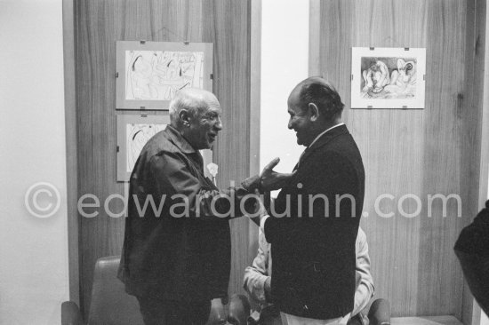 Pablo Picasso and a not yet identified person. Exhibition "Les Déjeuners". Dessins originaux de Pablo Picasso, Galerie Madoura. Cannes 1962. - Photo by Edward Quinn