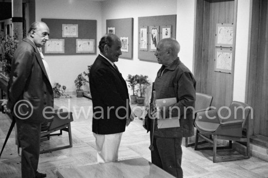 Georges Ramié, Pablo Picasso, not yet identified person. Exhibition "Les Déjeuners". Dessins originaux de Pablo Picasso, Galerie Madoura. Cannes 1962. - Photo by Edward Quinn