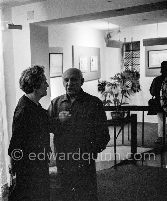 Pablo Picasso and Louise Leiris. Exhibition "Les Déjeuners". Dessins originaux de Pablo Picasso, Galerie Madoura. Cannes 1962. - Photo by Edward Quinn