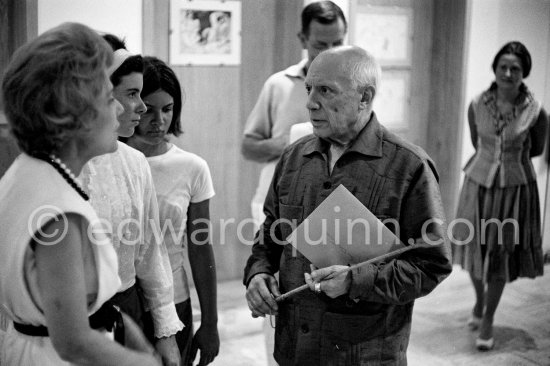 Suzanne Ramié, Cathérine "Cathy" Hutn, Paloma Picasso, Pablo Picasso. Exhibition "Les Déjeuners". Dessins originaux de Pablo Picasso, Galerie Madoura. Cannes 1962. - Photo by Edward Quinn