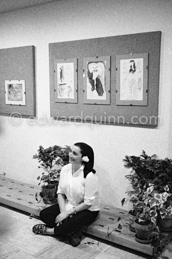 Jacqueline. Exhibition "Les Déjeuners". Dessins originaux de Pablo Picasso, Galerie Madoura. Cannes 1962. - Photo by Edward Quinn