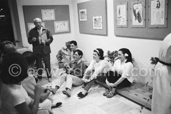 Pablo Picasso, Claude Picasso, Catherine Hutin. Jacqueline. Exhibition "Les Déjeuners". Dessins originaux de Pablo Picasso, Galerie Madoura. Cannes 1962. - Photo by Edward Quinn