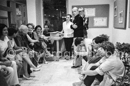 Pablo Picasso, Paloma Picasso, Pablo Picasso, Louise Leiris, Javier Vilató and wife, Michel Leiris, Claude Picasso. Exhibition "Les Déjeuners". Dessins originaux de Pablo Picasso, Galerie Madoura. Cannes 1962. - Photo by Edward Quinn